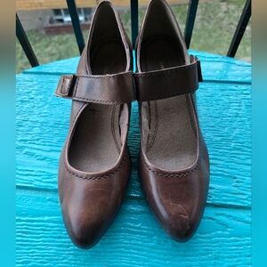 Elegant Brown Strap Shoes